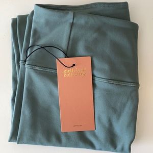 NWT girlfriend float legging 28.5”